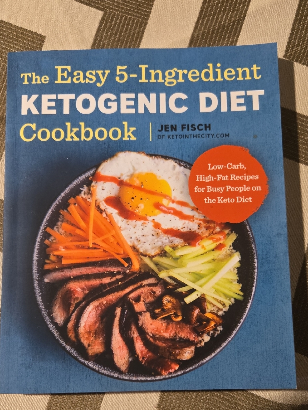 The Easy 5-Ingredient Ketogenic Diet Cookbook by - Blue Cover